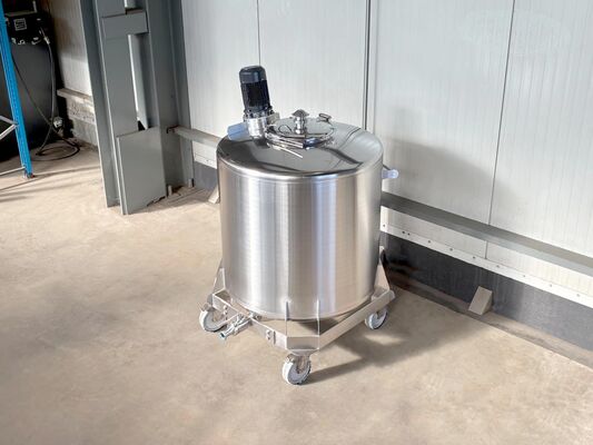 1 x Second hand new 1000L stainless-steel AISI304L vertical mixing tank.