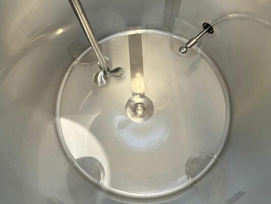 1 x Nieuwe roestvrijstalen verticale mengtank van 300L in AISI316L. 1 x Nieuwe roestvrijstalen verticale mengtank van 830L in AISI316L. 1 x Nieuwe roestvrijstalen verticale mengtank van 1000L in AISI316L.