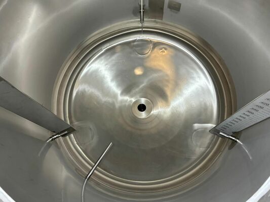 2 x Nieuwe roestvrijstalen verticale mengtanks van 700L in AISI316L