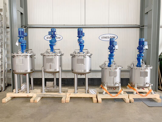 5 x neue vertikale Mischtanks aus Edelstahl AISI316L, 3 x 140 L und 2 x 160 L.