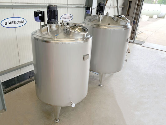 2 x Nouvelles cuves de stockage verticales en acier inoxydable AISI 316L de 2.000L et 3.300L.