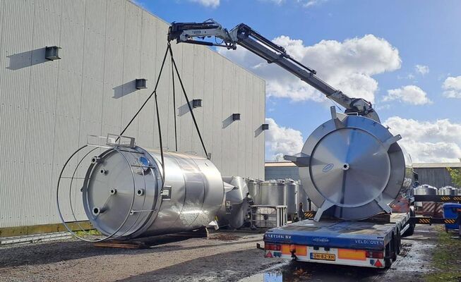 2 x neue vertikale Lagertanks aus Edelstahl mit einem von 30.400L aus AISI316L