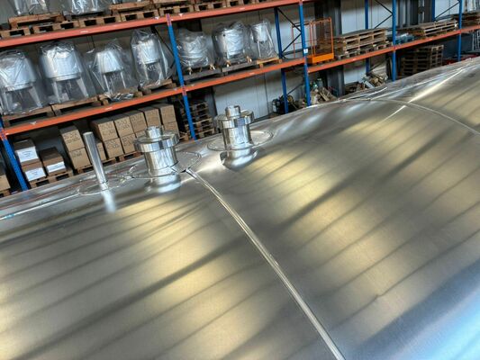 2 x cuves de stockage d'occasion en inox, verticales, de 41.000 L chacune, en acier inoxydable AISI 304L